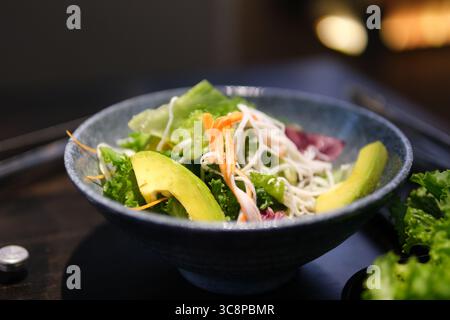 Detox Buddha Bowl con avocado, spinaci, verdure, spaghetti di zucchine, gamberi grigliati e salsa al pesto. Ciotola per pranzo vegetariano con verdure a basso contenuto di carboidrati. . Foto di alta qualità Foto Stock