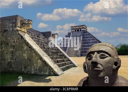 Piattaforma di Venere e piramide di El Castillo nella gradnd plaza a Chichen Itza Foto Stock