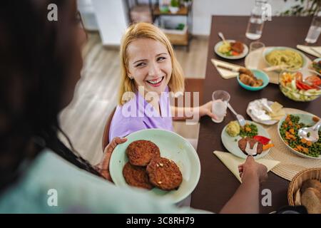 Deliziosa cena a base di piante in un ambiente accogliente Foto Stock