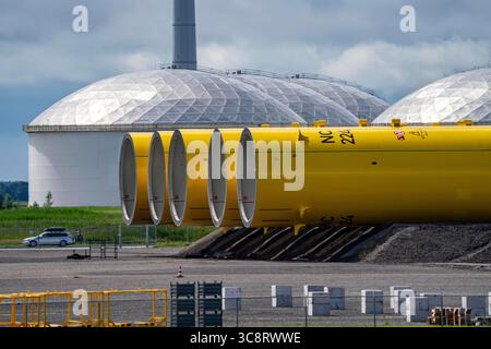 Der Seehafen von Eemshaven, Julianahaven Becken, hier lagern die Fundament-Strukturen, Monopiles, für Offshore-Windparks, die dann die eigentlichen Windräder tragen, mit großen Arbeitsschiffen werden die Bauteile zu den den den Windparks in der Nordsee transportiert und dort am Meeresboden verankert, Nidarauf werden werden werden werden die Baut I componenti vengono trasportati al W. Foto Stock