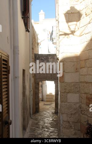 Vicolo stretto tra edifici nel centro storico di Polignano a Mare, Italia Foto Stock