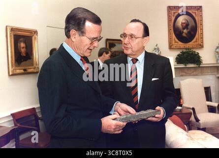 Il presidente degli Stati Uniti George H.W. Bush è stato presentato con un pezzo del muro di Berlino dal ministro degli Esteri della Germania Ovest Hans-Dietrich Genscher presso l'Ufficio ovale, Casa Bianca, Washington, D.C., USA, Susan Biddle, fotografa della Casa Bianca, 21 novembre 1989 Foto Stock