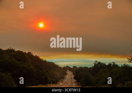 Santa Barbara, California, Stati Uniti. 3 agosto 2025. Fumo proveniente dall'incendio di Gifford nella Los Padres National Forest copre la contea di Santa Barbara, nei pressi dell'autostrada 154, vicino a Paradise Road, tra Santa Ynez e Santa Barbara. (Immagine di credito: © Amy Katz/ZUMA Press Wire) SOLO PER USO EDITORIALE! Non per USO commerciale! Foto Stock