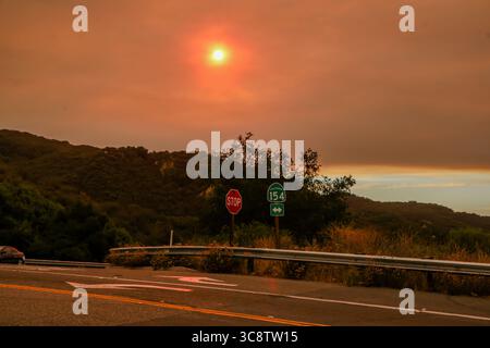 Santa Barbara, California, Stati Uniti. 3 agosto 2025. Fumo proveniente dall'incendio di Gifford nella Los Padres National Forest copre la contea di Santa Barbara, nei pressi dell'autostrada 154, vicino a Paradise Road, tra Santa Ynez e Santa Barbara. (Immagine di credito: © Amy Katz/ZUMA Press Wire) SOLO PER USO EDITORIALE! Non per USO commerciale! Foto Stock