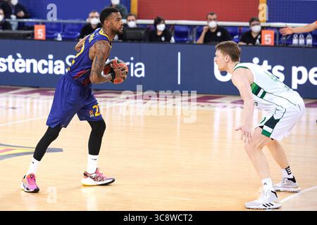 18 febbraio 2021, Barcellona, Spagna: Cory Higgins del FC Barcelona durante la partita di EuroLeague tra FC Barcelona e Zalgiris Kaunas al Palau Blaugrana di Barcellona, Spagna. (Immagine di credito: © Gerard Franco/DAX tramite filo ZUMA) Foto Stock