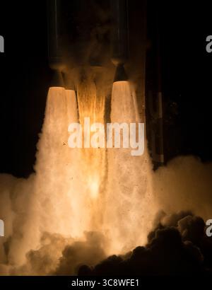 30 luglio 2020 - Cape Canaveral, Florida, Stati Uniti - i motori sparano come un razzo Atlas V della United Launch Alliance con il Mars Perseverance rover della NASA a bordo lanci dallo Space Launch Complex 41, giovedì 30 luglio 2020, presso la Cape Canaveral Air Force Station in Florida. Il rover perseveranza fa parte del Mars Exploration Program della NASA, uno sforzo a lungo termine di esplorazione robotica del pianeta Rosso. (Immagine di credito: © Joel KowskyNASA/ZUMA Wire/ZUMAPRESS.com) Foto Stock