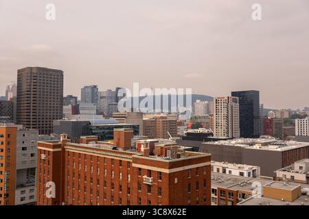Montreal, CA - 4 agosto 2025: Montreal Downtown nel fumo degli incendi boschivi canadesi Foto Stock