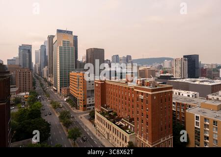 Montreal, CA - 4 agosto 2025: Montreal Downtown nel fumo degli incendi boschivi canadesi Foto Stock