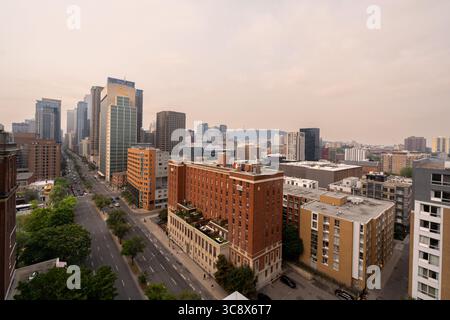 Montreal, CA - 4 agosto 2025: Montreal Downtown nel fumo degli incendi boschivi canadesi Foto Stock