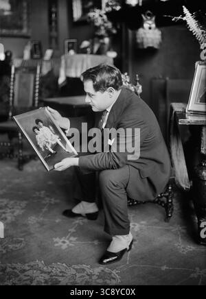 2 dicembre 2020: Cantante lirica Beniamino Gigli (1890-1957), indossando Spats, tenendo in mano la fotografia di due bambini, Bain News Service, primi anni '1920 (immagine di credito: © JT Vintage/Glasshouse via ZUMA Wire) Foto Stock