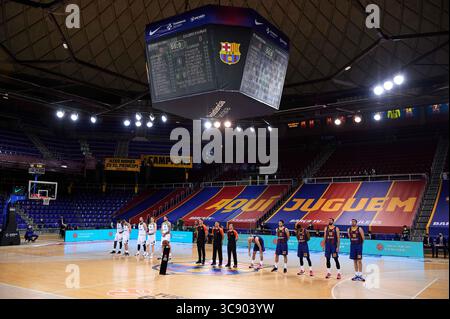 18 febbraio 2021, Barcellona, Spagna: Entrambe le squadre precedono la partita di EuroLeague turca tra FC Barcelona e Zalgiris Kaunas al Palau Blaugrana di Barcellona, Spagna. (Immagine di credito: © Gerard Franco/DAX tramite filo ZUMA) Foto Stock