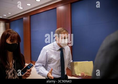 24 febbraio 2021, Washington, District of Columbia, USA: Il rappresentante degli Stati Uniti Jim Jordan (repubblicano dell'Ohio) cammina accanto a una fila di giornalisti mentre esce da una riunione del GOP presso il Campidoglio degli Stati Uniti a Washington, DC, mercoledì 24 febbraio 2021. Credito: Rod Lamkey / CNP (immagine di credito: © Rod Lamkey - CNP/CNP tramite filo ZUMA) Foto Stock