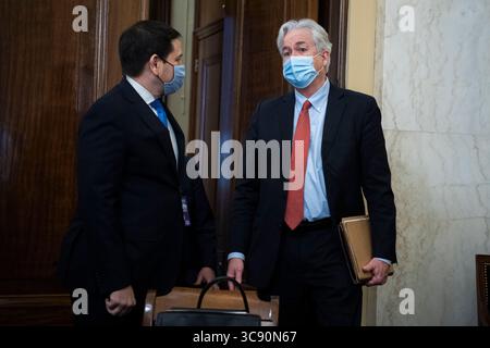 24 febbraio 2021, Washington, District of Columbia, USA: William Burns, destra, candidato per il direttore della Central Intelligence Agency, e senatore degli Stati Uniti Marco Rubio (repubblicano della Florida), membro della classifica, Commissione di selezione del Senato degli Stati Uniti per Burnsâ l'intelligence, arriva per l'audizione di conferma del Senate Select Intelligence Committee presso il Russell Senate Office Building a Capitol Hill a Washington, D.C., mercoledì 24 febbraio 2021 (immagine di credito: © Tom Williams - Pool via CNP/CNP via ZUMA Wire) Foto Stock