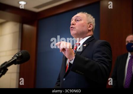 24 febbraio 2021, Washington, District of Columbia, USA: Il Whip di minoranza della camera degli Stati Uniti Steve Scalise (repubblicano della Louisiana) offre commenti durante una conferenza stampa al Campidoglio degli Stati Uniti a Washington, DC, mercoledì 24 febbraio 2021. Credito: Rod Lamkey / CNP (immagine di credito: © Rod Lamkey - CNP/CNP tramite filo ZUMA) Foto Stock
