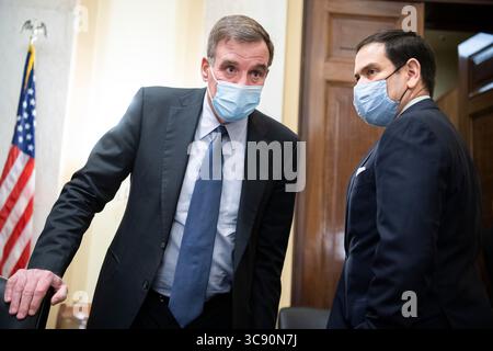 24 febbraio 2021, Washington, Distretto di Columbia, USA: Il senatore degli Stati Uniti Mark Warner (Democratico della Virginia), Presidente, Commissione di selezione del Senato degli Stati Uniti d'America sull'intelligence., a sinistra, e il senatore degli Stati Uniti Marco Rubio (Repubblicano della Florida), membro del ranking, Commissione di selezione del Senato sull'intelligence, arrivano per l'udienza di conferma del Comitato di selezione dell'Intelligence del Senato del Senato per William.Burns, candidato per il direttore della Central Intelligence Agency, nel Russell Senate Office Building di Capitol Hill a Washington, il 24 febbraio 2021 (immagine: © Tom Williams - piscina tramite CNP/CNP tramite cavo ZUMA) Foto Stock