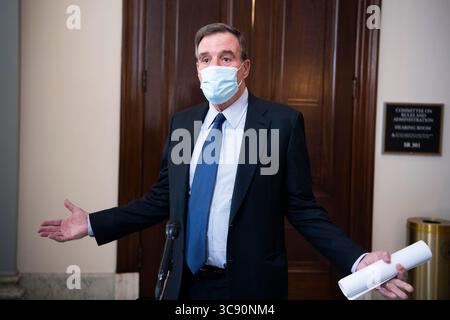 24 febbraio 2021, Washington, District of Columbia, USA: Il senatore degli Stati Uniti Mark Warner (Democratico della Virginia), Presidente, Comitato di selezione del Senato degli Stati Uniti sull'Intelligence, arriva per l'audizione di conferma del Senato Select Intelligence Committee per William Burns, candidato al direttore della Central Intelligence Agency, presso il Russell Senate Office Building a Capitol Hill a Washington, D.C., mercoledì 24 febbraio 2021 (immagine di credito: © Tom Williams - Pool via CNP/CNP via ZUMA Wire) Foto Stock
