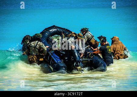 8 febbraio 2021 - Marine Corps Training area bello, Hawaii, USA - U.S. Marines con Charlie Company, 1st Battalion, 3d Marines, imbarcarsi su un mezzo da combattimento in gomma durante l'addestramento da ricognizione esploratore nuotatore durante l'esercitazione Bougainville i presso Marine Corps Training area Bellows, Hawaii, 8 febbraio 2021. Bougainville i inizia il lavoro pre-schieramento dei battaglioni ed è progettato per addestrare e valutare i leader di squadra nella competenza delle unità di piccole dimensioni e aumentare la preparazione al combattimento. (Immagine di credito: © Jacob Wilson/U.S. Marines/ZUMA Wire/ZUMAPRESS.com) Foto Stock