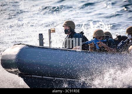 15 gennaio 2021 - Mar Cinese meridionale - i marinai conducono "manovre a ferro di cavallo" su un gommone a scafo rigido prima di salire a bordo del cacciatorpediniere missilistico guidato classe Arleigh Burke USS John S. McCain (DDG 56) durante una visita, imbarco, ricerca e sequestro. John S. McCain è assegnato al Destroyer Squadron (DESRON) 15, il più grande squadrone di cacciatorpediniere schierato in avanti dei Navys e la 7th Fleet principale forza di superficie. (Immagine di credito: © Markus Castaneda/U.S. Navy/ZUMA Wire/ZUMAPRESS.com) Foto Stock
