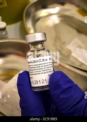 23 febbraio 2021, Mosca, Mosca, Russia: Un medico tiene una fiala del vaccino Sputnik in un ospedale durante la campagna di vaccinazione COVID-19 in Russia. (Immagine di credito: © Celestino Arce Lavin/ZUMA Wire) Foto Stock