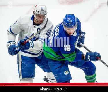 6 marzo 2021: Il centro dei Maple Leafs John Tavares (91) insegue l'ala destra dei Canucks Jake Virtanen (18) lungo le tavole durante la partita NHL tra i Toronto Maple Leafs e i Vancouver Canucks alla Rogers Arena di Vancouver, Canada. Dom Gagne/CSM(immagine di credito: &Copy; dom Gagne/CSM tramite cavo ZUMA) Foto Stock