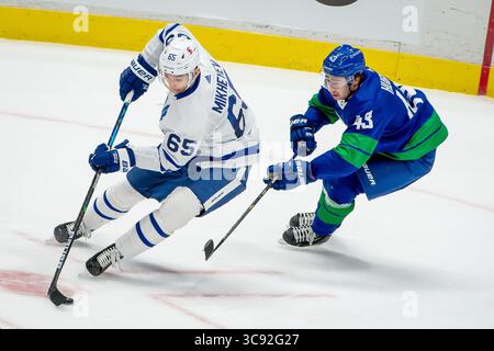 6 marzo 2021: Il difensore dei Canucks Quinn Hughes (43) insegue l'ala destra dei Maple Leafs Ilya Mikheyev (65) durante la partita NHL tra i Toronto Maple Leafs e i Vancouver Canucks alla Rogers Arena di Vancouver, Canada. Dom Gagne/CSM(immagine di credito: &Copy; dom Gagne/CSM tramite cavo ZUMA) Foto Stock