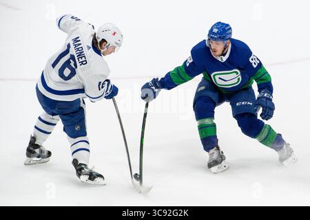 6 marzo 2021: Il difensore dei Canucks Nate Schmidt (88) blocca il tiro dell'ala destra dei Maple Leafs Mitchell Marner (16) durante la partita in NHL tra i Toronto Maple Leafs e i Vancouver Canucks alla Rogers Arena di Vancouver, Canada. Dom Gagne/CSM(immagine di credito: &Copy; dom Gagne/CSM tramite cavo ZUMA) Foto Stock
