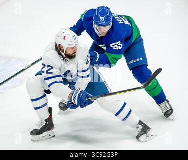 6 marzo 2021: Il centro dei Canucks Bo Horvat (53) insegue il difensore dei Maple Leafs Zach Bogosian (22) durante la partita della NHL tra i Toronto Maple Leafs e i Vancouver Canucks alla Rogers Arena di Vancouver, Canada. Dom Gagne/CSM(immagine di credito: &Copy; dom Gagne/CSM tramite cavo ZUMA) Foto Stock
