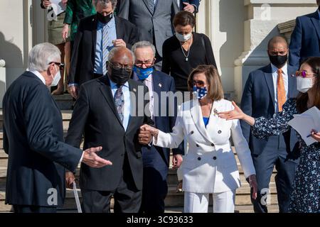 10 marzo 2021, Washington, Distretto di Columbia, USA: Presidente della camera dei rappresentanti degli Stati Uniti Nancy Pelosi (Democratico della California), destra, leader della maggioranza del Senato degli Stati Uniti Chuck Schumer (Democratico di New York), seconda da destra, e il Whip di maggioranza della camera degli Stati Uniti James Clyburn (democratico della Carolina del Sud), secondo da sinistra, sono accolti dal leader di maggioranza della camera degli Stati Uniti Steny Hoyer (democratico del Maryland), a sinistra, mentre arrivano per la cerimonia di firma dell'American Rescue Plan Act del 2021 sulla West Terrace del Campidoglio degli Stati Uniti a Washington, DC, mercoledì 10 marzo Foto Stock