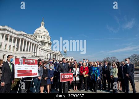 11 marzo 2021, Washington, Distretto di Columbia, USA: Il rappresentante degli Stati Uniti Jodey Arrington (Repubblicano del Texas) viene raggiunto da altri membri della camera dei rappresentanti mentre offre osservazioni durante una conferenza stampa sulla situazione al confine meridionale degli Stati Uniti, presso il Campidoglio degli Stati Uniti a Washington, DC, giovedì 11 marzo 2021. Credito: Rod Lamkey / CNP (immagine di credito: © Rod Lamkey - CNP/CNP tramite filo ZUMA) Foto Stock