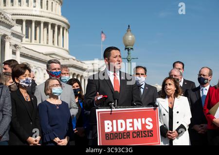 11 marzo 2021, Washington, Distretto di Columbia, USA: Il rappresentante degli Stati Uniti Tony Gonzales (Repubblicano del Texas) è affiancato da altri membri della camera dei rappresentanti mentre offre osservazioni durante una conferenza stampa sulla situazione al confine meridionale degli Stati Uniti, presso il Campidoglio degli Stati Uniti a Washington, DC, giovedì 11 marzo 2021. Credito: Rod Lamkey / CNP (immagine di credito: © Rod Lamkey - CNP/CNP tramite filo ZUMA) Foto Stock