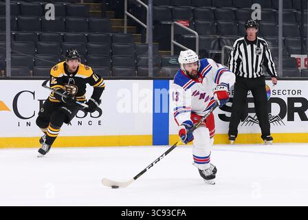 11 marzo 2021; Boston, Massachusetts, Stati Uniti; il centro dei New York Rangers Colin Blackwell (43) con il puck durante la partita NHL tra i New York Rangers e i Boston Bruins al TD Garden. Anthony Nesmith/CSM(immagine di credito: &Copy; Anthony Nesmith/CSM tramite cavo ZUMA) Foto Stock