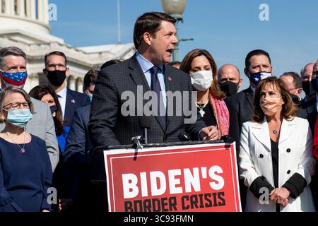 11 marzo 2021, Washington, Distretto di Columbia, USA: Il rappresentante degli Stati Uniti Jodey Arrington (Repubblicano del Texas) viene raggiunto da altri membri della camera dei rappresentanti mentre offre osservazioni durante una conferenza stampa sulla situazione al confine meridionale degli Stati Uniti, presso il Campidoglio degli Stati Uniti a Washington, DC, giovedì 11 marzo 2021. Credito: Rod Lamkey / CNP (immagine di credito: © Rod Lamkey - CNP/CNP tramite filo ZUMA) Foto Stock