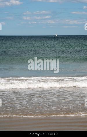 Barca a vela sull'oceano Foto Stock