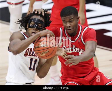 14 marzo 2021: L'attaccante degli Ohio State Buckeyes E.J. Liddell (32) afferra il capo dell'Illinois combattendo la guardia degli Illini Ayo Dosunmu (11) nella prima metà della partita del torneo di basket maschile Big Ten al Lucas Oil Stadium domenica, 14 marzo 2021, a Indianapolis, Indiana. (Immagine di credito: © TNS via cavo ZUMA) Foto Stock