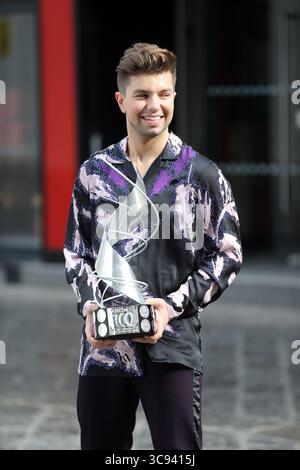 15 marzo 2021, Londra, Inghilterra, Regno Unito: Sonny Jay celebra la vittoria di Dancing on Ice con il trofeo al di fuori dei Global radio Studios. (Immagine di credito: © Tayfun Salci/ZUMA Wire) Foto Stock
