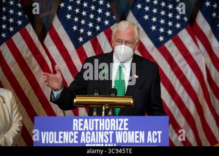 17 marzo 2021, Washington, District of Columbia, USA: Steny Hoyer (Democratico del Maryland), leader di maggioranza della camera degli Stati Uniti, offre commenti durante una conferenza stampa riguardante la violenza contro le donne Act, al Campidoglio degli Stati Uniti a Washington, DC, mercoledì. (Immagine di credito: © Rod Lamkey - CNP/CNP tramite filo ZUMA) Foto Stock
