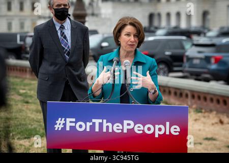 17 marzo 2021, Washington, Distretto di Columbia, USA: La senatrice degli Stati Uniti Amy Klobuchar (Democratica del Minnesota) offre osservazioni durante una conferenza stampa riguardante il for the People Act al Campidoglio degli Stati Uniti a Washington. (Immagine di credito: © Rod Lamkey - CNP/CNP tramite filo ZUMA) Foto Stock