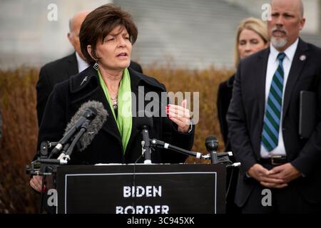 17 marzo 2021, Washington, Distretto di Columbia, USA: La rappresentante degli Stati Uniti Yvette Herrell (Repubblicana del nuovo Messico) offre osservazioni durante una conferenza stampa del House Freedom Caucus sull'immigrazione al confine meridionale, fuori dal Campidoglio degli Stati Uniti a Washington, DC, mercoledì 17 marzo 2021. Credito: Rod Lamkey / CNP (immagine di credito: © Rod Lamkey - CNP/CNP tramite filo ZUMA) Foto Stock