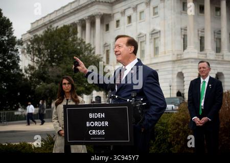17 marzo 2021, Washington, District of Columbia, USA: Il rappresentante degli Stati Uniti Randy Weber (Repubblicano del Texas) offre osservazioni durante una conferenza stampa del House Freedom Caucus sull'immigrazione al confine meridionale, fuori dal Campidoglio degli Stati Uniti a Washington, DC, mercoledì 17 marzo 2021. Credito: Rod Lamkey / CNP (immagine di credito: © Rod Lamkey - CNP/CNP tramite filo ZUMA) Foto Stock