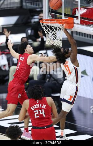 17 marzo 2021: Illinois Fighting Illini guardia Ayo Dosunmu (11) viene fregata da Rutgers Scarlet Knights guardia Geo Baker (0) mentre io faccio un layup nel primo quarto di una partita di quarti di finale nel torneo di basket maschile Big Ten al Lucas Oil Stadium venerdì 12 marzo 2021, a Indianapolis, Indiana. (Immagine di credito: © TNS via cavo ZUMA) Foto Stock