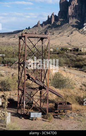 20 gennaio 2021, Youngberg, Arizona, Stati Uniti: Una piccola testata antica e macchine per minerali nella vecchia città fantasma mineraria di Goldfield, Arizona. (Immagine di credito: © Jon G. Fuller/VW Pics tramite filo ZUMA) Foto Stock