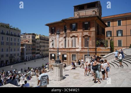 Una vista dall'alto verso il basso delle persone che camminano lungo la scalinata di Piazza di Spagna. La scena cattura gli individui e l'architettura circostante. Il paesaggio urbano di Roma. Foto Stock