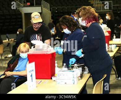 20 marzo 2021, Highland Heights, Kentucky, USA: A Woman and a Man si erge mentre i due lavorano a cantare per fare una ripresa per i vaccini COVID-19. Nell’ambito dell’evento covid-19, il sabato marzo 2021. Come lei e altri di tutte le età del Kentucky. Alla BB & T Arena sulla Northern University Campus School. A Highland Heights, Kentucky, solo per le residenze del Kentucky. Mentre si prepara a prendere un sorriso di quantità di medicine per il trattamento. Due combattono il Covid che sta succedendo ovunque per giovani e vecchi. In tutti gli Stati Uniti e in altri posti. Come due donne stanno aiutando a dare all'uomo e alla donna un colpo di Covid Foto Stock