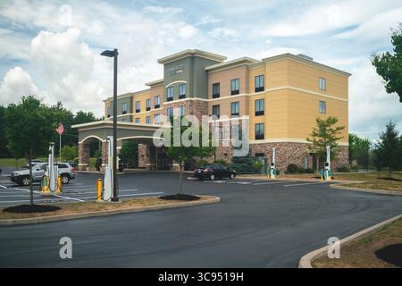 New Hartford, NY - 25 luglio 2025: Vista ultra ampia dell'Homewood Suites by Hilton, è una catena americana di hotel di sole suite in stile residenziale, di proprietà di H. Foto Stock