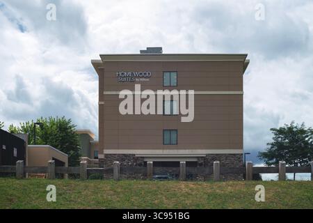 New Hartford, NY - 25 luglio 2025: Vista ultra ampia dell'Homewood Suites by Hilton, è una catena americana di hotel di sole suite in stile residenziale, di proprietà di H. Foto Stock