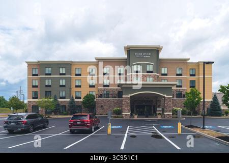 New Hartford, NY - 25 luglio 2025: Vista ultra ampia dell'Homewood Suites by Hilton, è una catena americana di hotel di sole suite in stile residenziale, di proprietà di H. Foto Stock