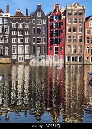damrak amsterdams famosa fila di case storte Foto Stock