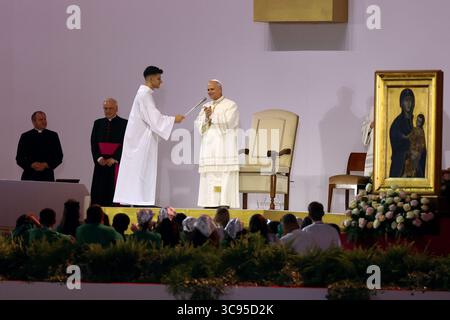 Roma, Italia. 2 agosto 2025. Dopo la preghiera, Papa Leone XIV ringrazia e saluta i pellegrini. Migliaia di giovani pellegrini da tutto il mondo hanno partecipato alla Veglia di preghiera durante la settimana giubilare della Gioventù 2025 a Tor Vergata a Roma. La prossima giornata Mondiale della Gioventù si terrà in Corea nel 2027. (Credit Image: © Marco Iacobucci/SOPA Images via ZUMA Press Wire) SOLO PER USO EDITORIALE! Non per USO commerciale! Foto Stock
