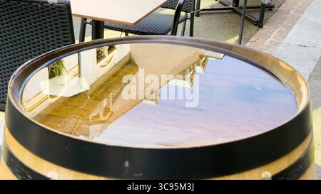Riflesso dell'edificio storico nella Barriera del vino presso l'Outdoor Café Foto Stock