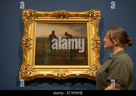 National Gallery, Londra, Regno Unito. 5 agosto 2025. Millet: La mostra Life on the Land si svolge dal 7 agosto al 19 ottobre 2025, la prima mostra nel Regno Unito in quasi 50 anni dedicata all'artista del movimento Realista Jean-Francois Millet (1814-1875), in coincidenza con il 150° anniversario della morte di Millet. Immagine: Jean-Francois Millet, l'Angelus, 1859. Museo d'Orsay, Parigi. Crediti: Malcolm Park/Alamy Live News Foto Stock